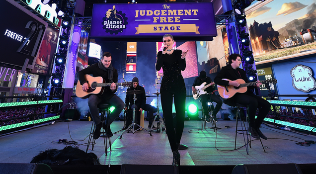 Jessie J performs Times Square New Year's Eve 2016 York Domino Price Tag Bang Bang Masterpiece Imagine Videos Photos